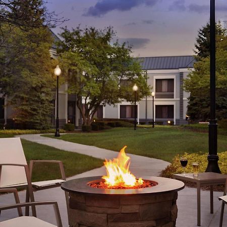 Doubletree By Hilton Hotel Detroit Novi Exterior photo