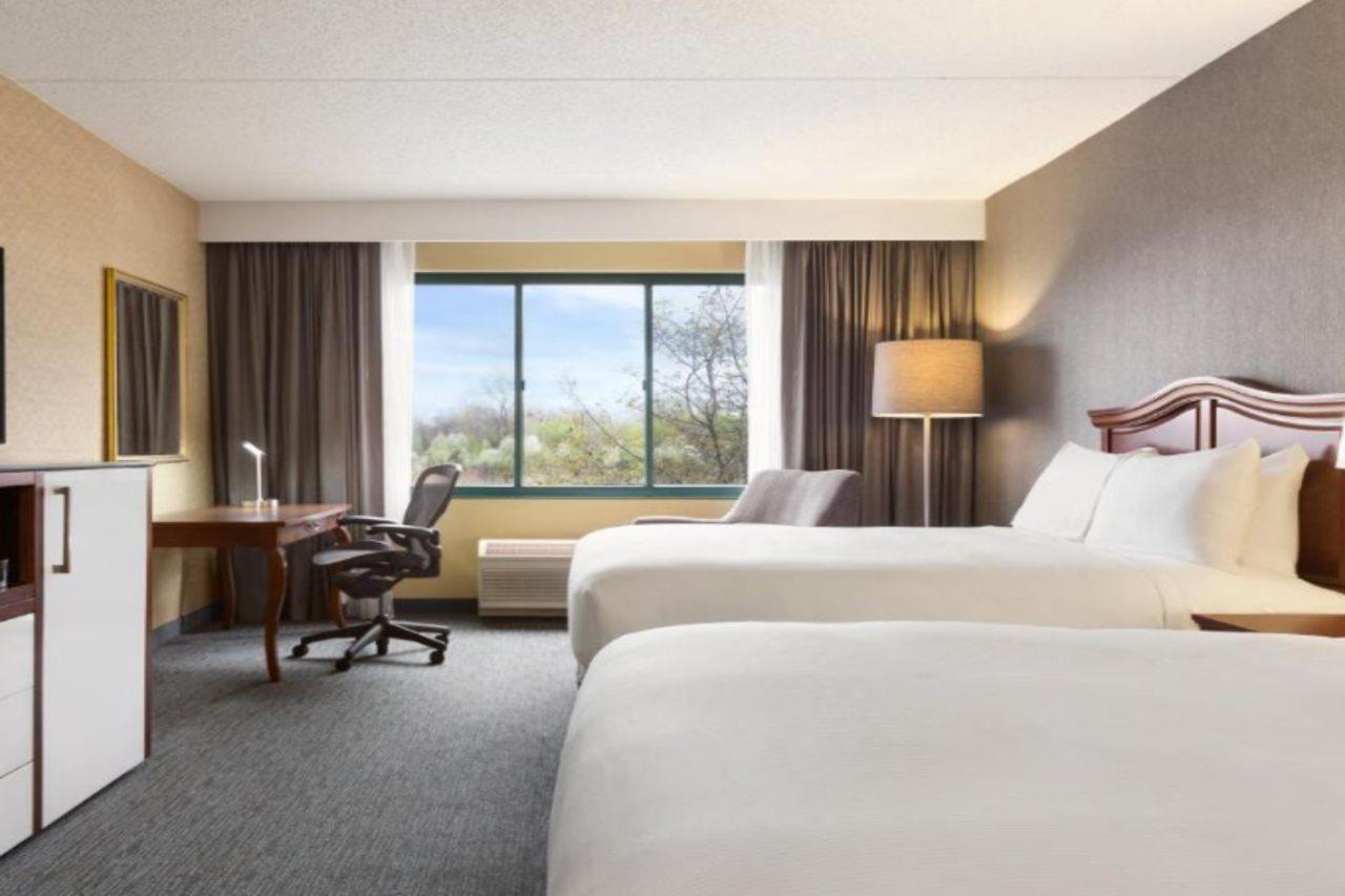 Doubletree By Hilton Hotel Detroit Novi Exterior photo