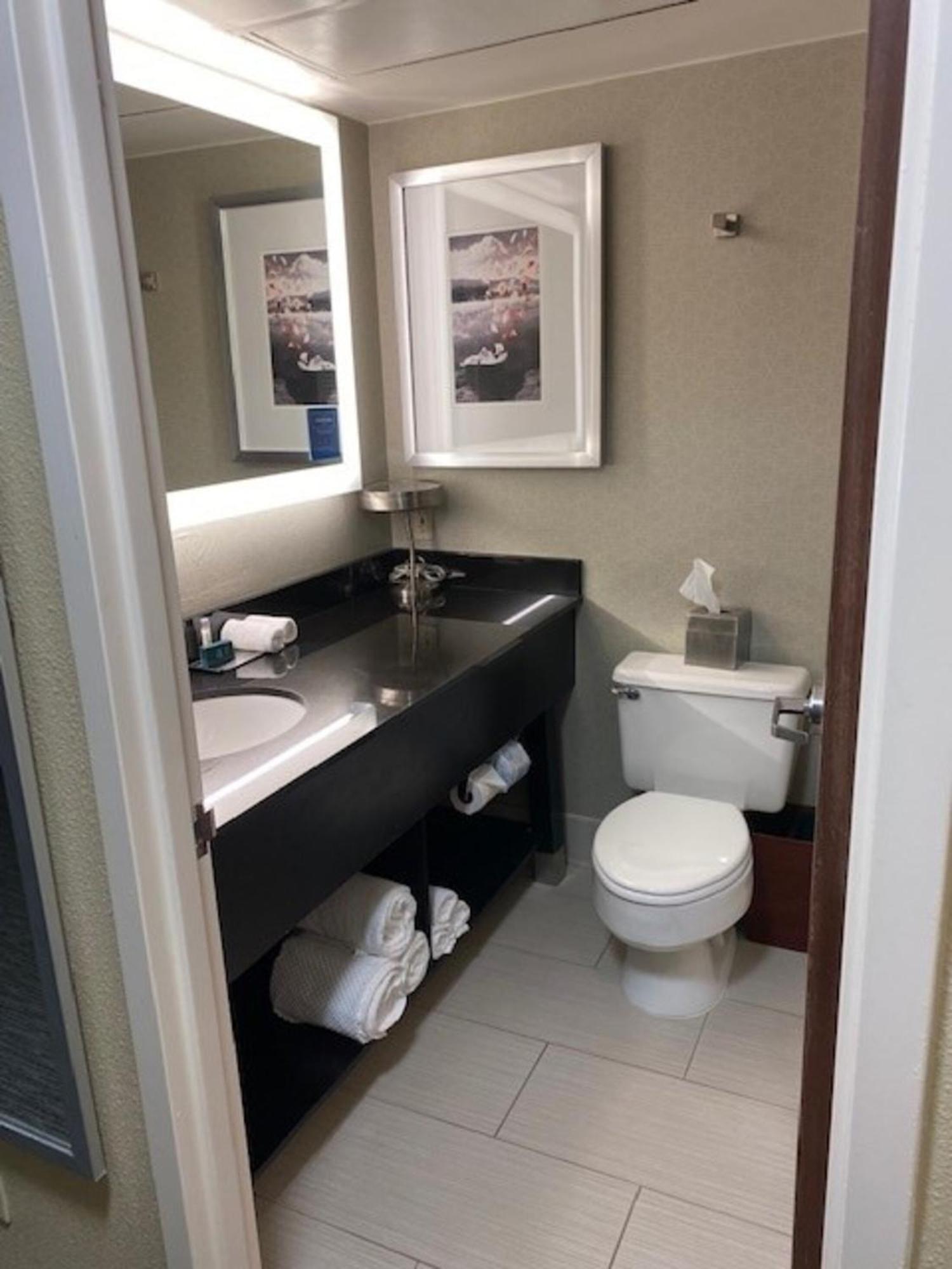 Doubletree By Hilton Hotel Detroit Novi Exterior photo