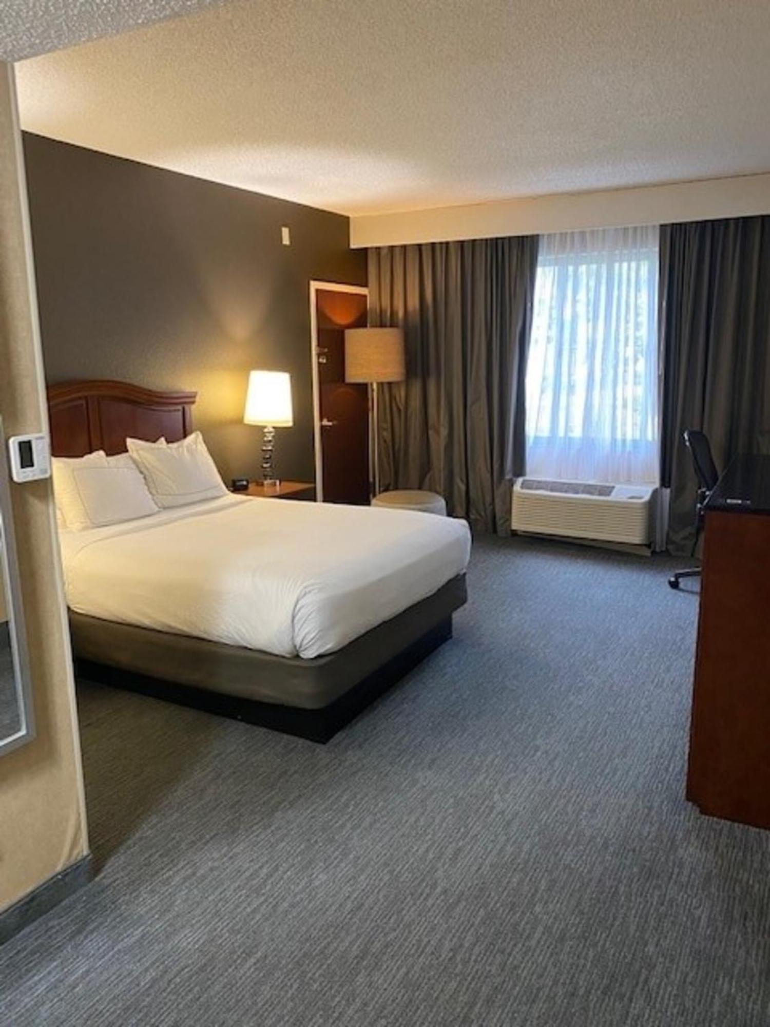 Doubletree By Hilton Hotel Detroit Novi Exterior photo