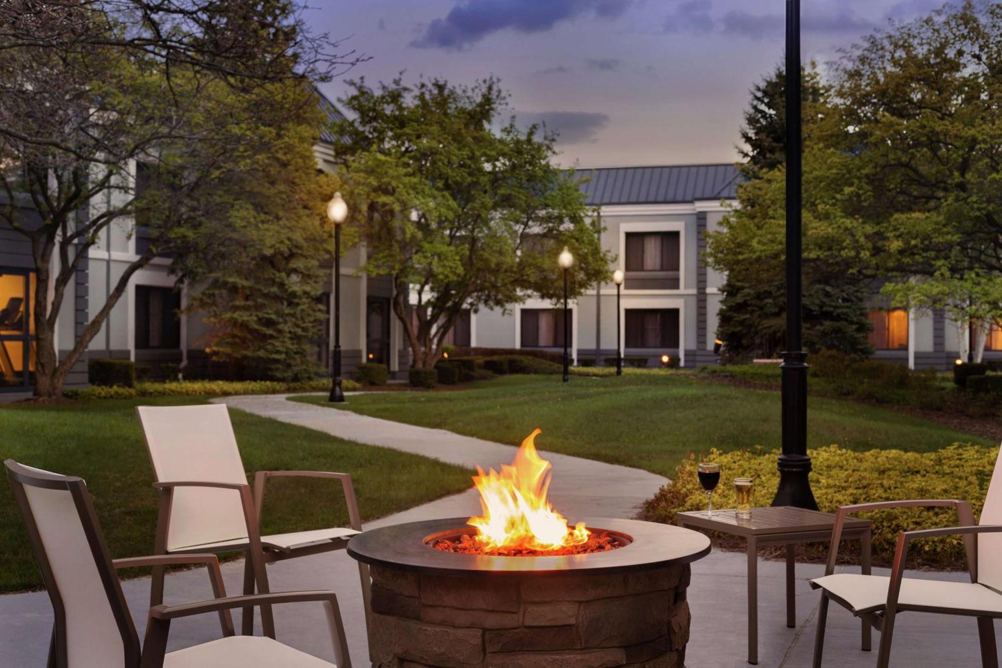 Doubletree By Hilton Hotel Detroit Novi Exterior photo