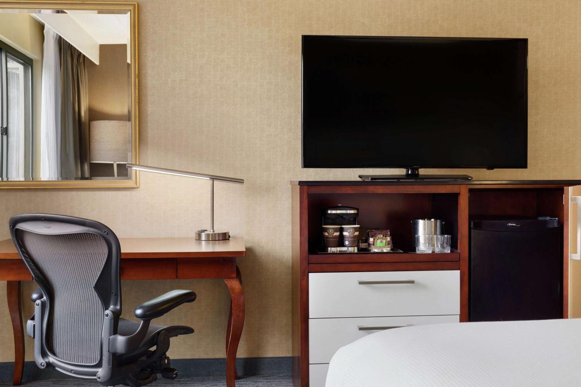 Doubletree By Hilton Hotel Detroit Novi Exterior photo