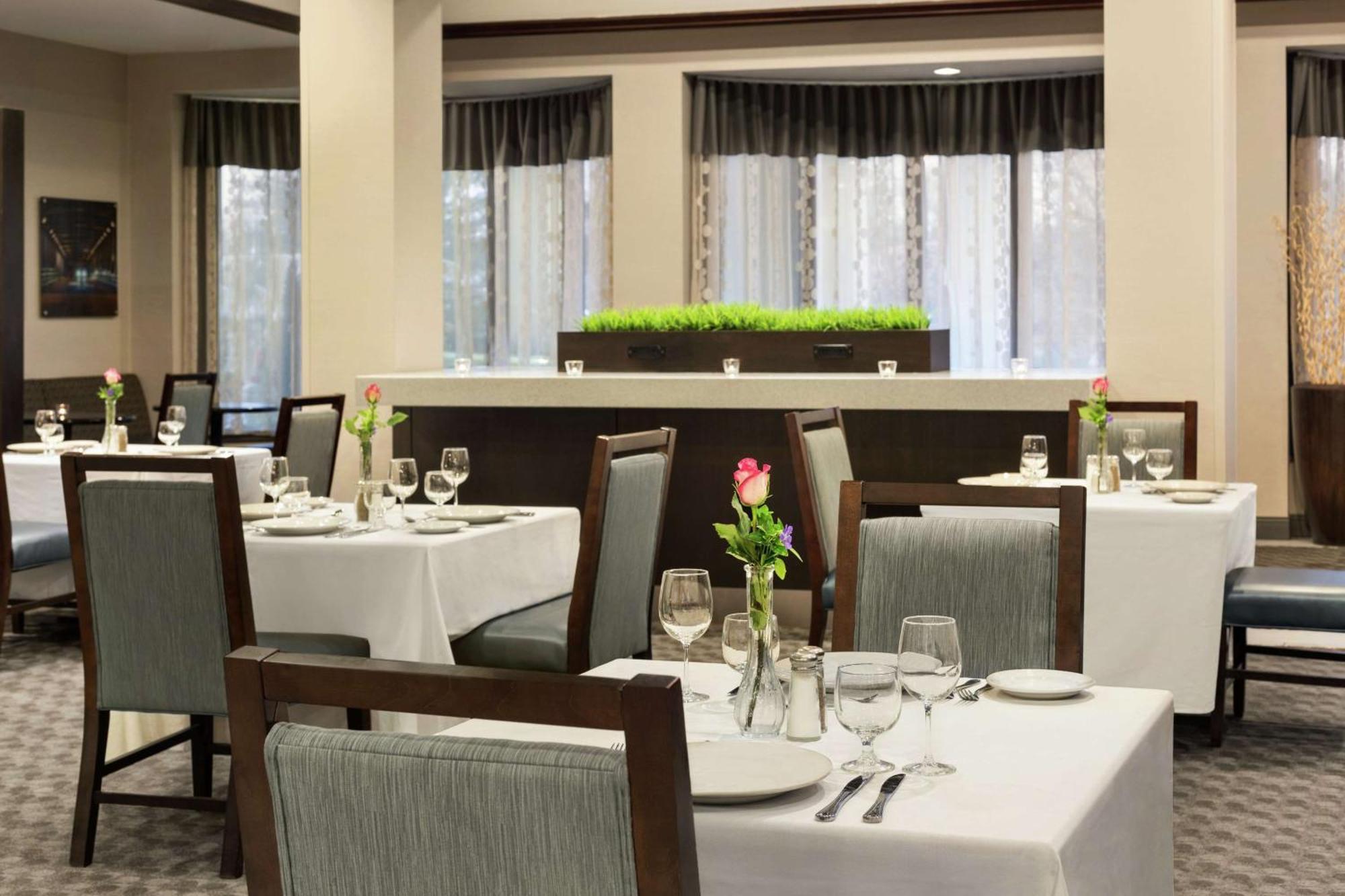 Doubletree By Hilton Hotel Detroit Novi Exterior photo