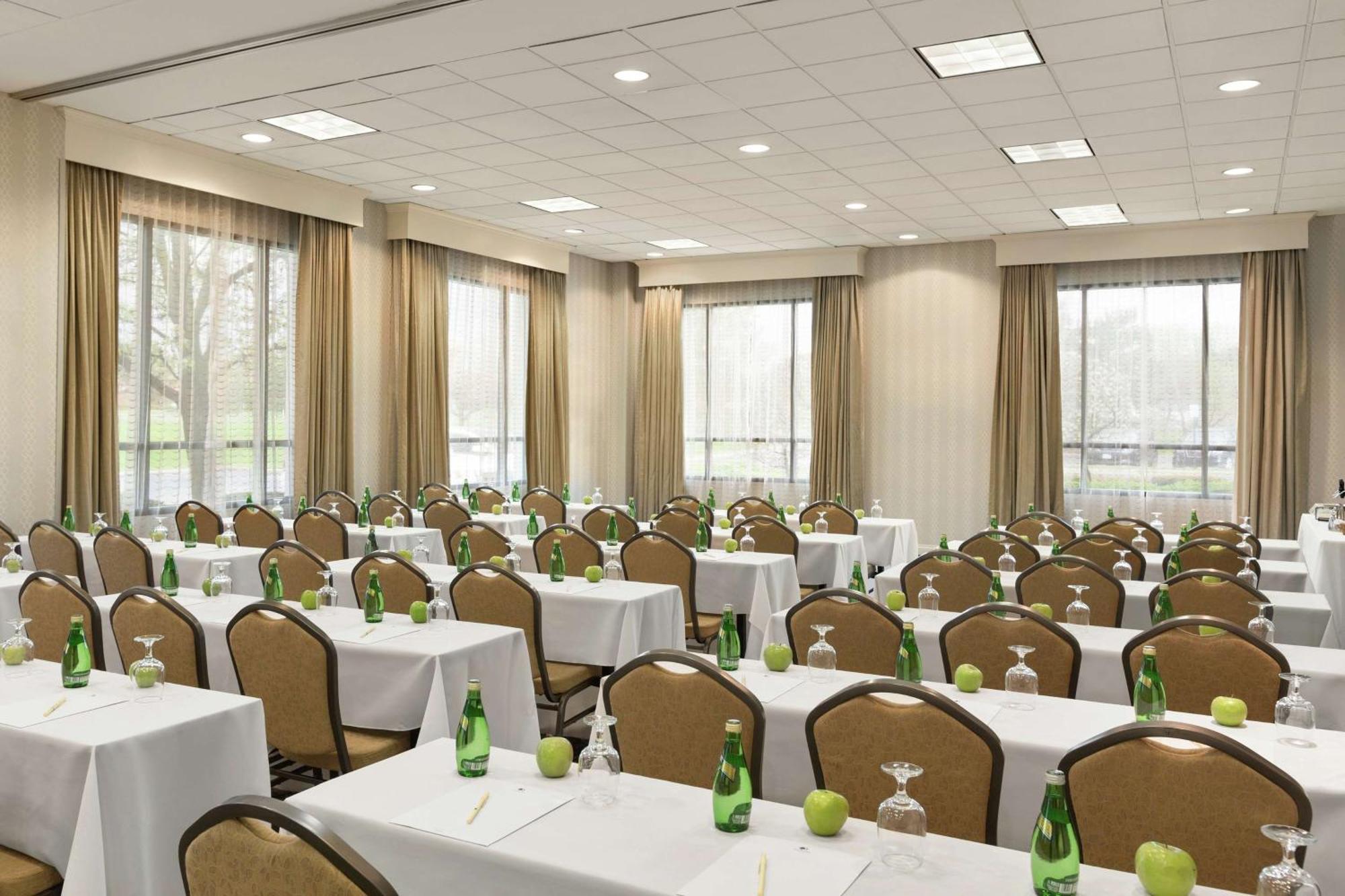 Doubletree By Hilton Hotel Detroit Novi Exterior photo