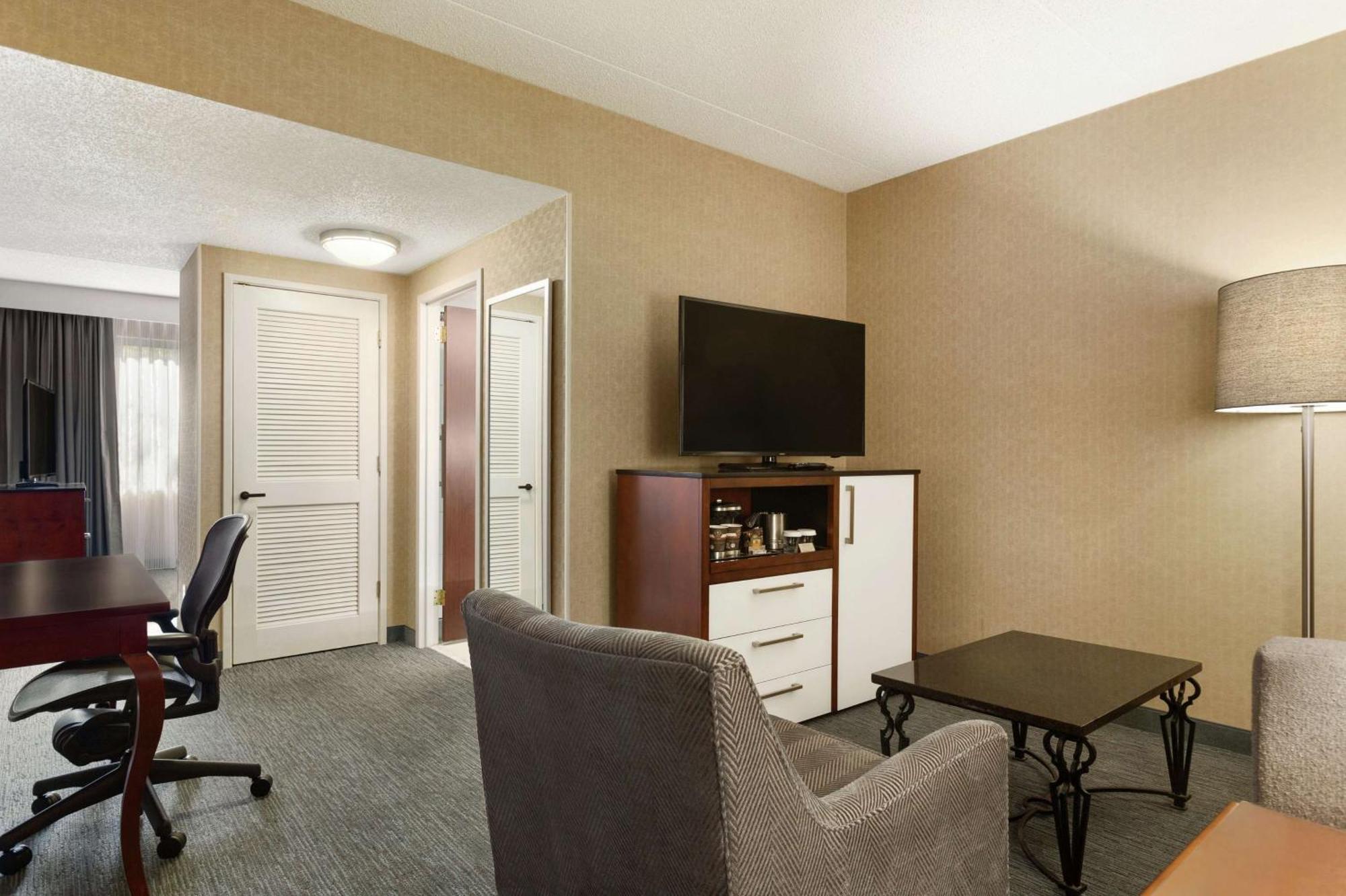 Doubletree By Hilton Hotel Detroit Novi Exterior photo