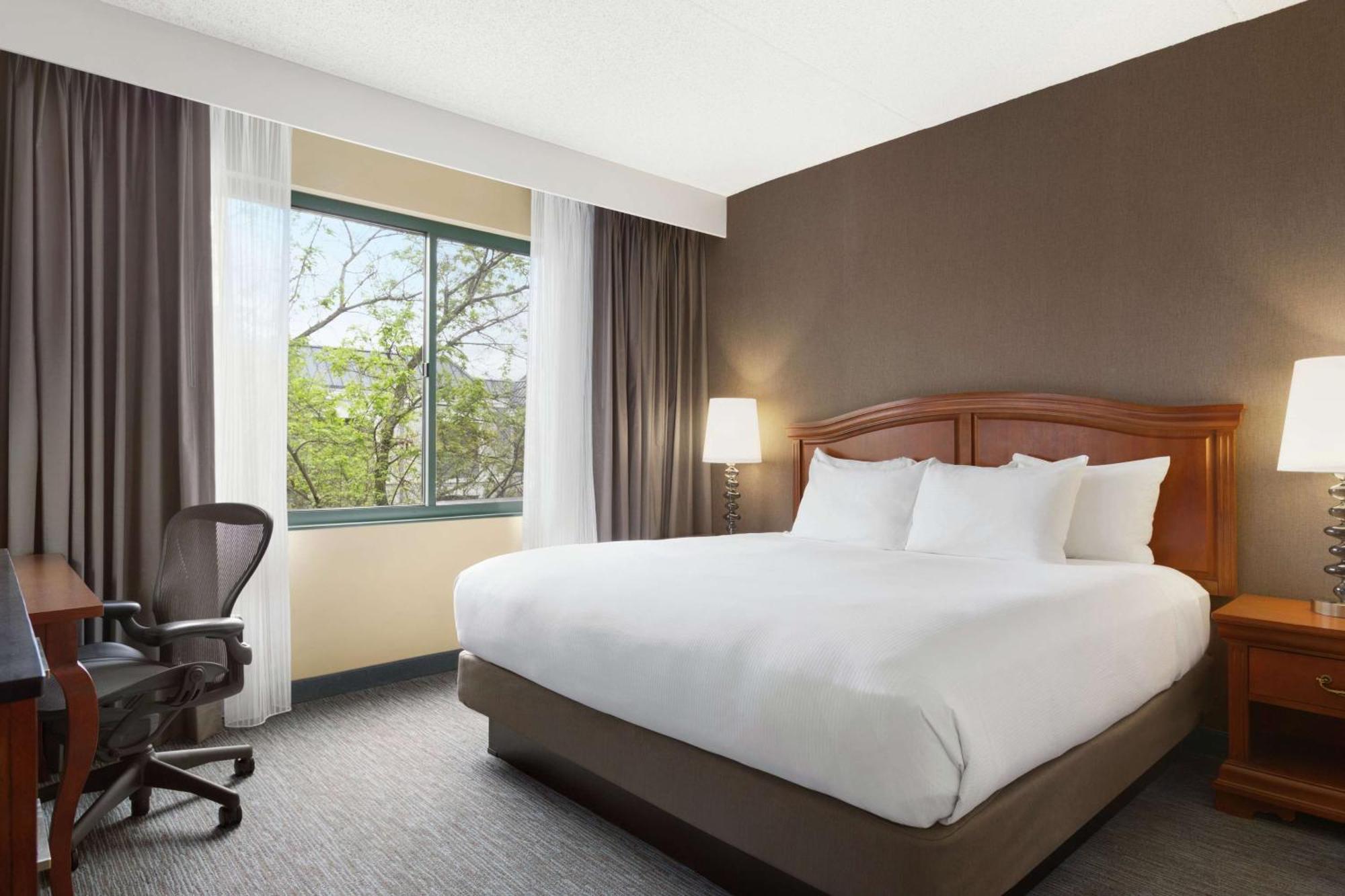 Doubletree By Hilton Hotel Detroit Novi Exterior photo