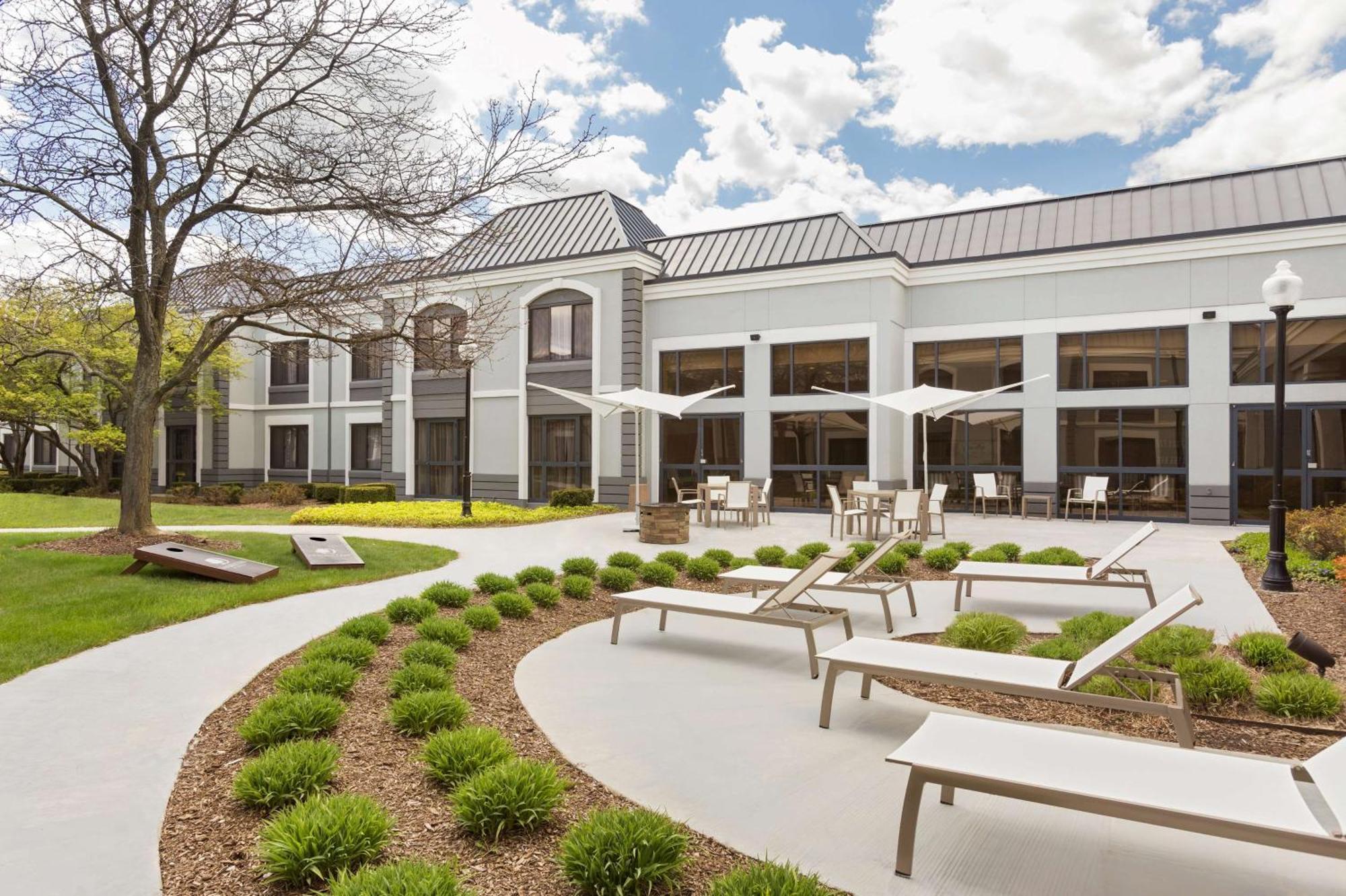 Doubletree By Hilton Hotel Detroit Novi Exterior photo