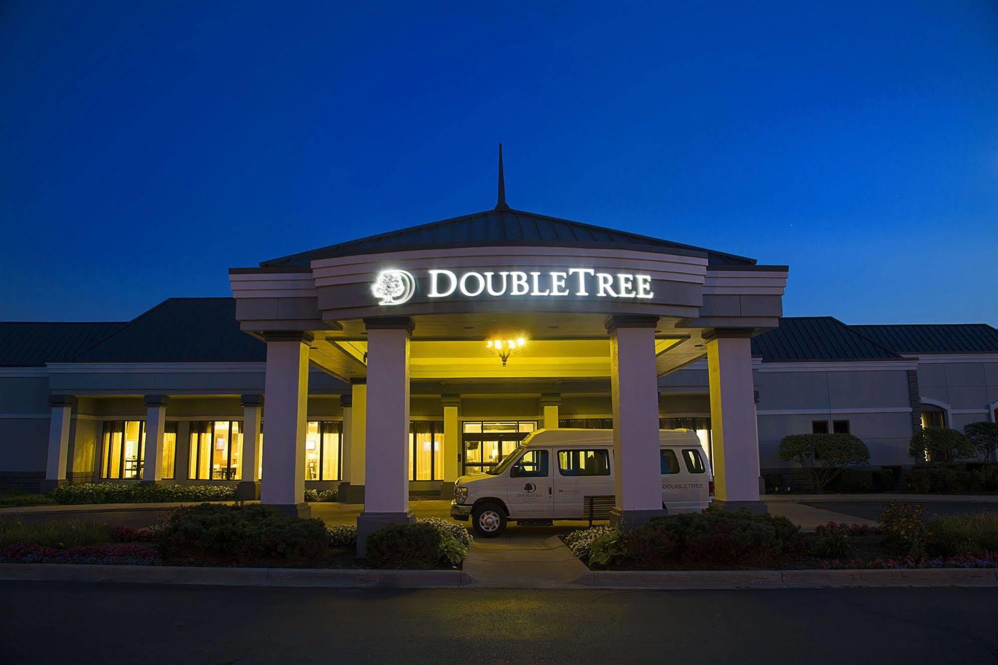 Doubletree By Hilton Hotel Detroit Novi Exterior photo