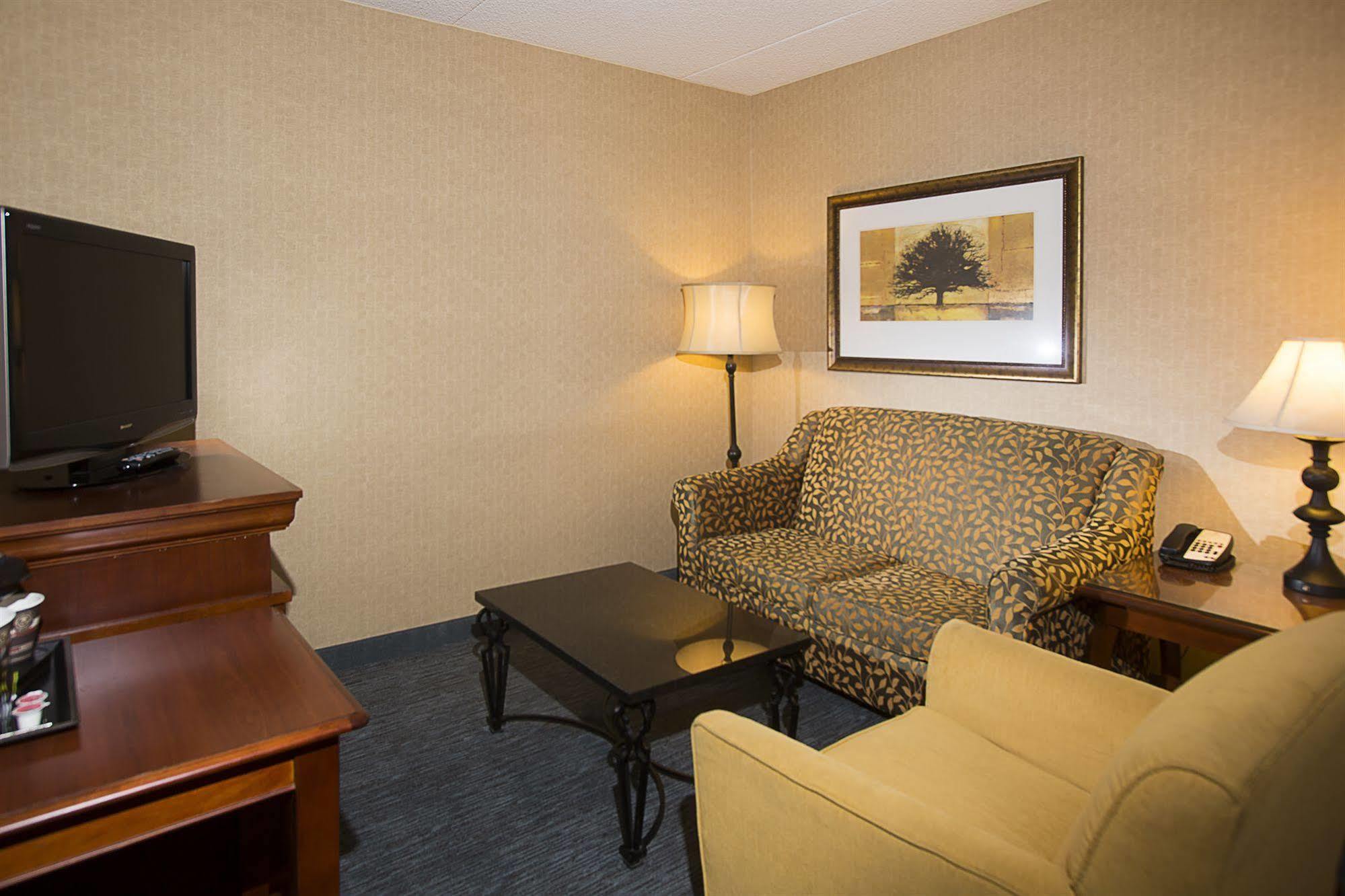 Doubletree By Hilton Hotel Detroit Novi Exterior photo